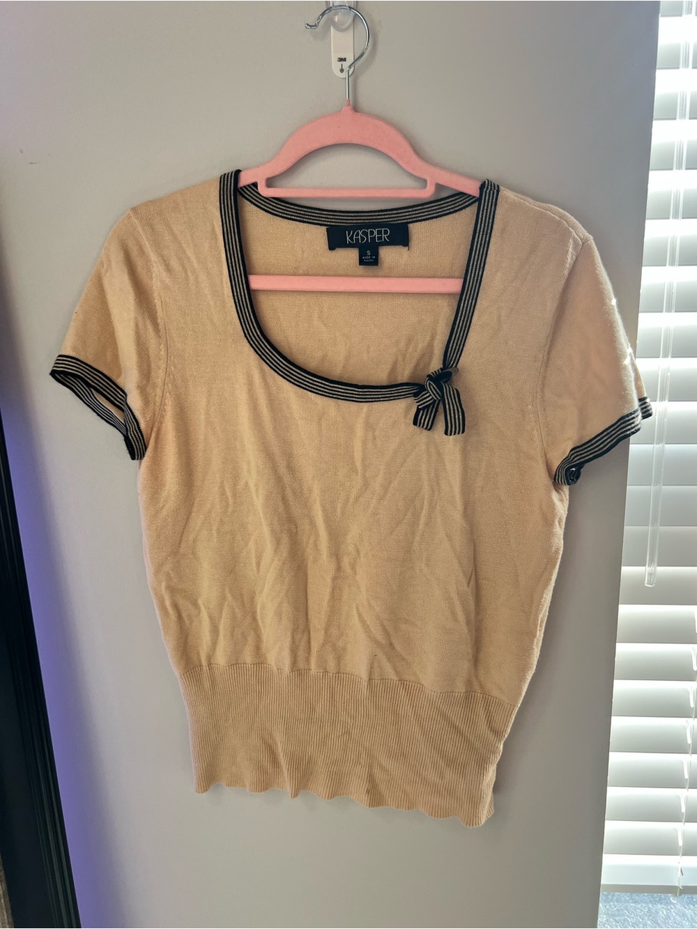 Kasper Tan & Black Bow Accent Neckline Top – Size Small